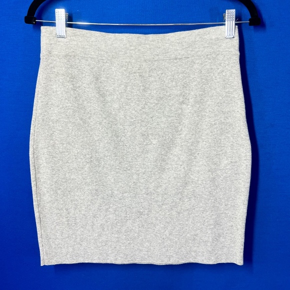 🔥2/$10 |•BCBGENRATION•| Grey Soft Knit Wrap Skirt Size Medium - Picture 3 of 5